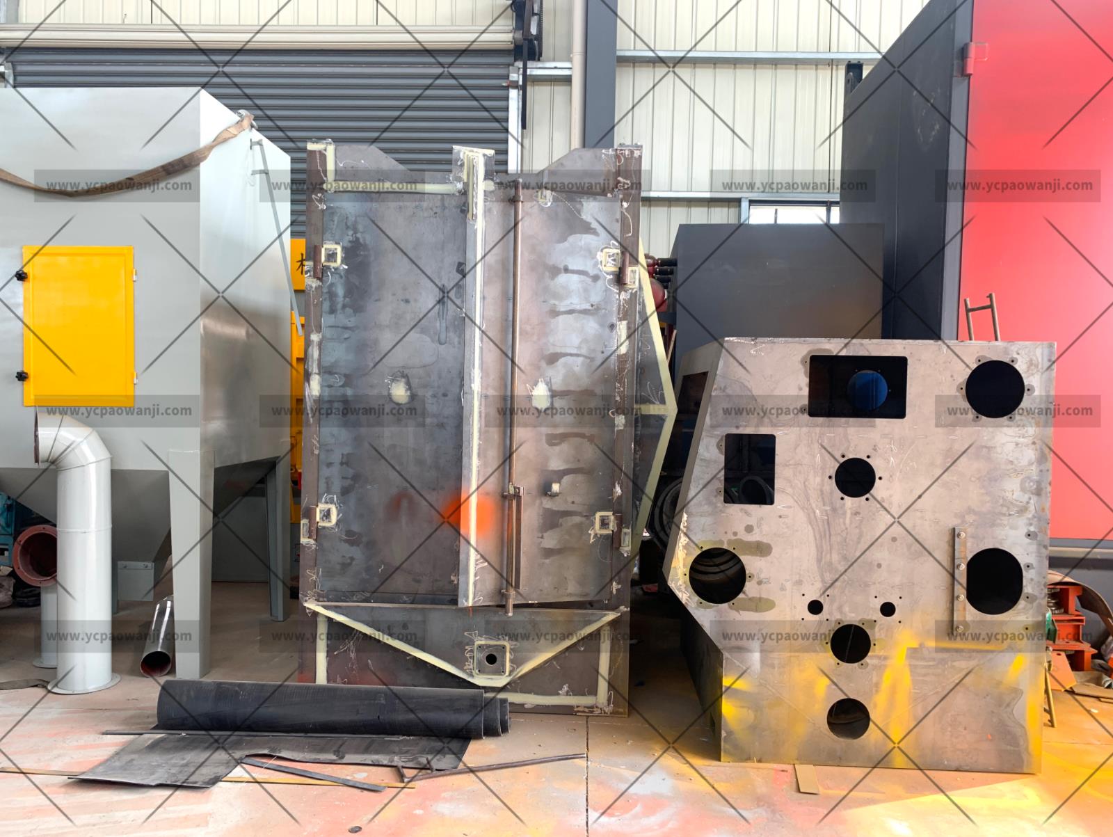 376吊鉤式拋丸機生產(chǎn)廠家拋丸機主機制作中，準(zhǔn)備噴漆